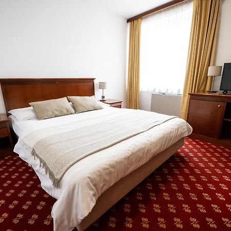 Hotel Zvezda ムルスカ・ソボタ エクステリア 写真